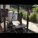 Die Schranken, die noch von Hand geöffnet und geschlossen werden, werdern aktuell auf Elektroantrieb umgestellt